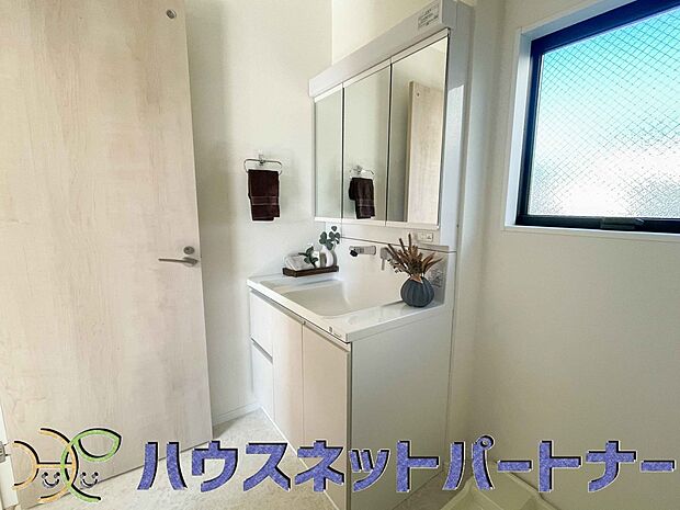 洗面室のある脱衣所は広々。脱いだお洋服をそのままお洗濯。