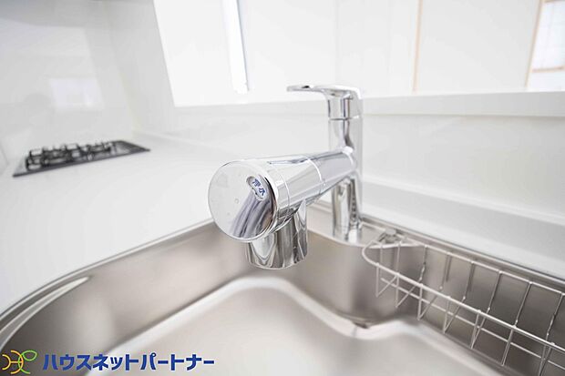 蛇口の先端に浄水器を内蔵。業界初の浄水シャワーが使える毎分4リットルのたっぷり浄水。自動クリーニングでカードリッジはいつもキレイ。また、浄水器ごとホースを引きだせます。