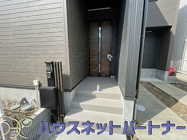 玄関前に季節のお花を置いて可愛く演出してみてはいかがですか。楽しいお家造りが待っています。
