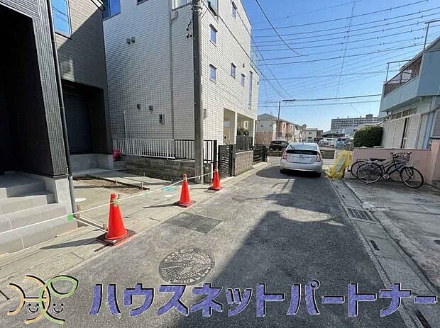 前面道路でお車を駐車するのも楽々。