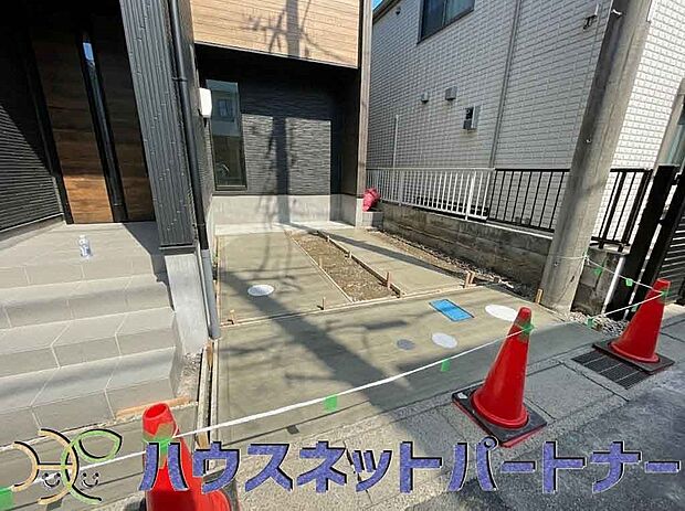 玄関横に駐車場なのでお買い物をした後は楽にお家へ。沢山お買物した時は助かりますね。