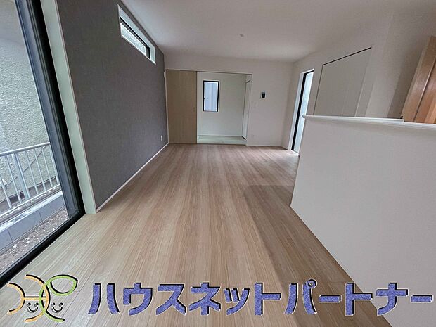忙しい朝でも家族揃って食事をして頂ける、ゆとりある大きさのダイニングスペース。奥様の手料理をカウンター越しに受けとって頂き、テーブルで囲む素敵な時間を存分にお愉しみ下さい。