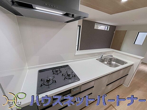 三口コンロで料理の幅を拡げてくれる使いやすいシステムキッチンを採用。洗い場も大きいので野菜や食器を洗ったりする際にも捗り、奥様の強い味方となってくれるはずです。