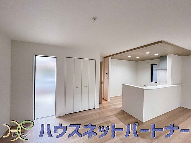 リビングは、食事スペースと寛げる場所設けてもまだ余裕の広さ。明るい光が照らしてくれます。