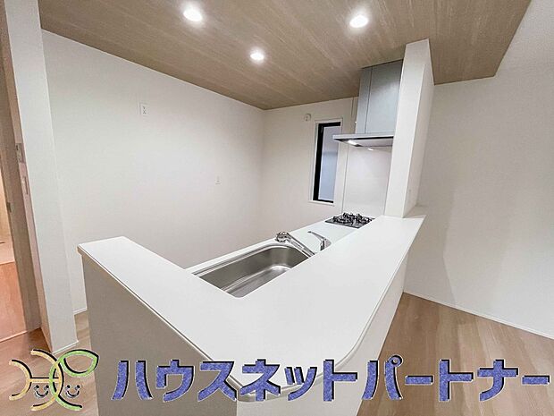 カウンターがあると配膳が楽なことがメリットの一つ。後片付けをするときも、ダイニングテーブルからあまり動かずに流し台へ運ぶことができるので便利です♪