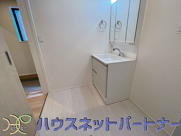 毎日使う洗濯機。しっかりと奥行きのある置き場が確保されています。