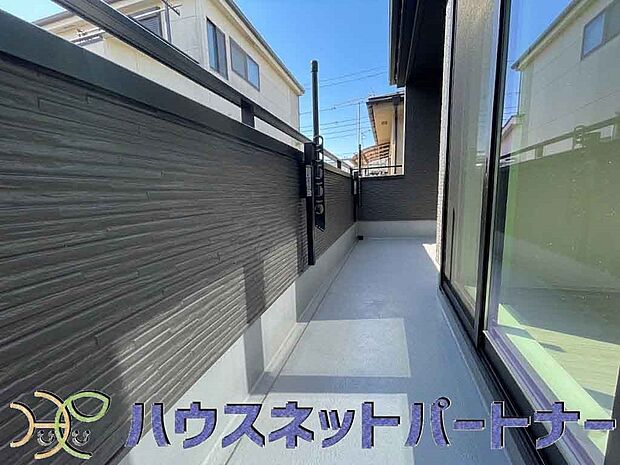 陽当りが良いと、洗濯物が乾きやすいですし、湿気やカビの心配も減るので快適です。寒い冬の日でも、日差しが届くと家の中が暖かくなりますね。