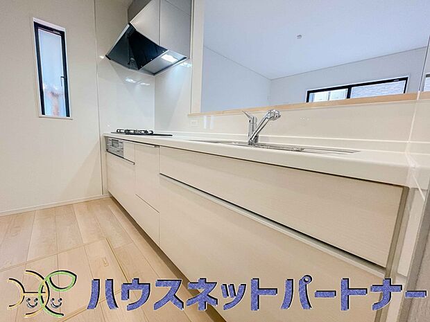 カウンターキッチンは広くて収納力もあるので、快適に料理をすることができます。食器や炊事用具を手の届くところに配置しやすいため調理もスピーディーです。