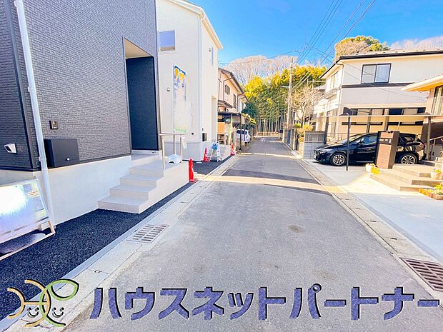 前面道路の日当たりの良い明るいお家。