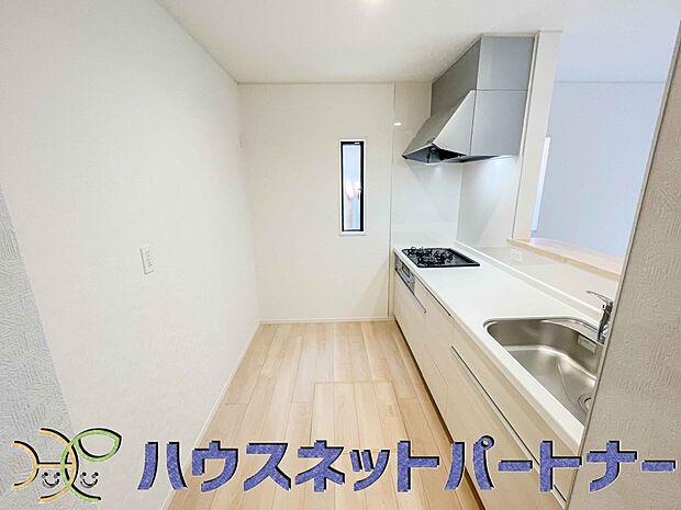 明るく開放的なオープンキッチン。家族とのコミュニケーションが取りやすく、みんなの笑顔が溢れます。