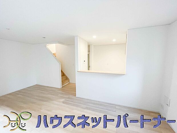 キッチンカウンターがあると配膳が楽なことがメリットの一つ。後片付けをするときも、ダイニングテーブルからあまり動かずに流し台へ運ぶことができるので便利です♪