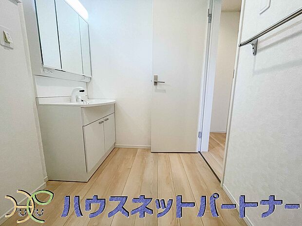 広い脱衣所、洗面台も大きなサイズを設置。建売では見ない広さと解放感。