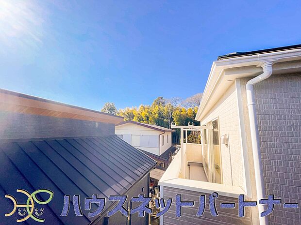周辺は高い建物が無く、解放感が感じられます。