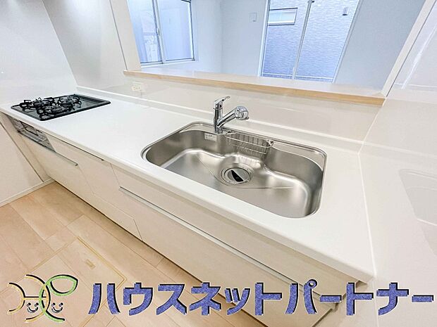 人工大理石のワークトップやシンクは、水を流しただけできれいになったように見えます。白いキッチンは明るく清潔感があり、とっても素敵です。