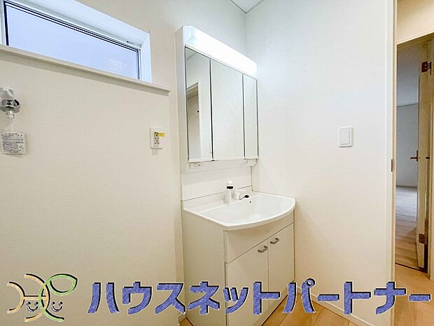 明るい清潔感のある洗面所は、鏡も大きくシンクが広々。朝の支度も楽にこなせます。