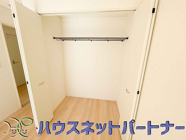 壁面クローゼットのメリットは、衣類が横一列に並ぶためひと目で洋服が選びやすいこと。衣類をたくさんお持ちの方も、限られたスペース内に無理なく収納することができます。