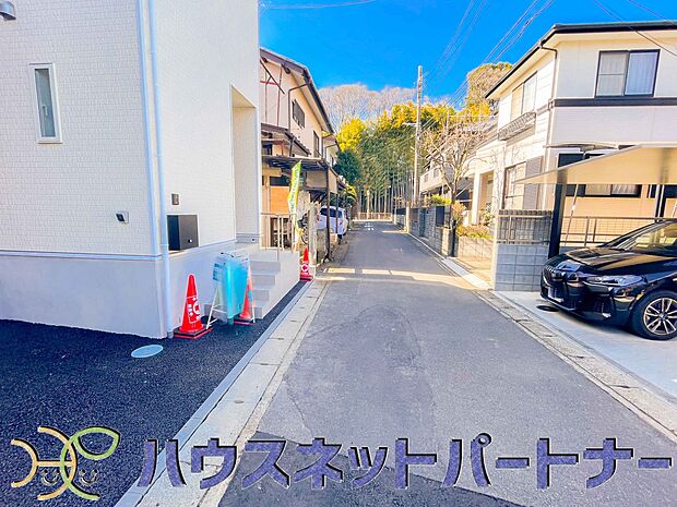 前面道路でお車を駐車するのも楽々。