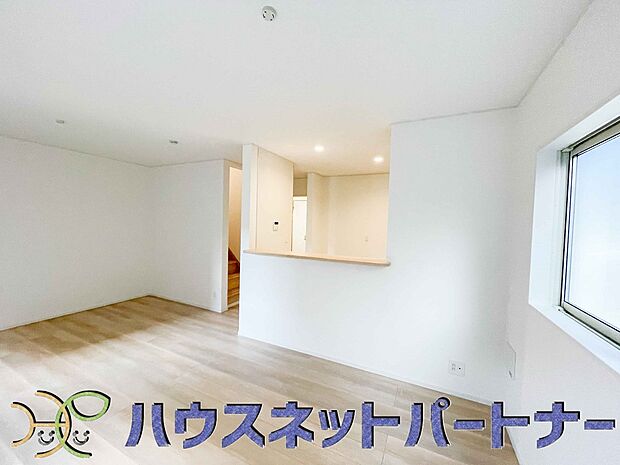 リビングは、食事スペースと寛げる場所設けてもまだ余裕の広さ。明るい光が照らしてくれます。