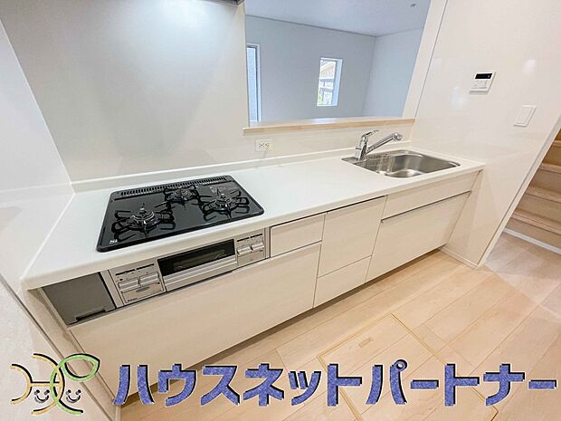 三口コンロで料理の幅を拡げてくれる使いやすいシステムキッチンを採用。洗い場も大きいので野菜や食器を洗ったりする際にも捗り、奥様の強い味方となってくれるはずです。