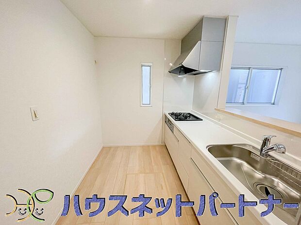 家族の様子を見ながらキッチンでお料理。一日の出来事を会話しながらの家事は嬉しいコミュニケーション。