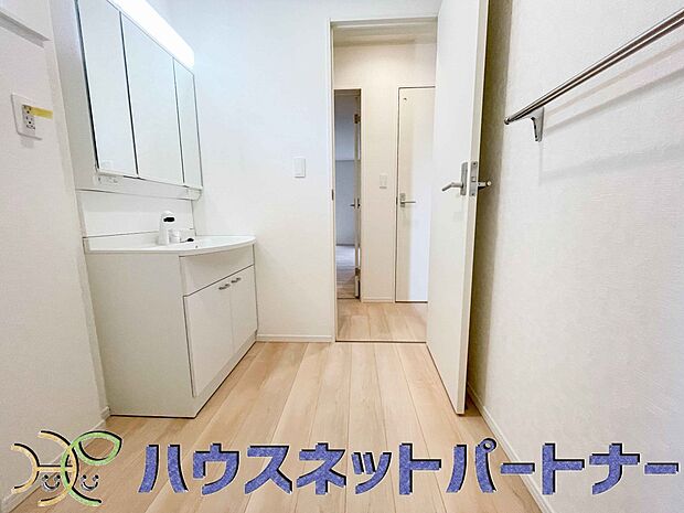 広い脱衣所、洗面台も大きなサイズを設置。建売では見ない広さと解放感。