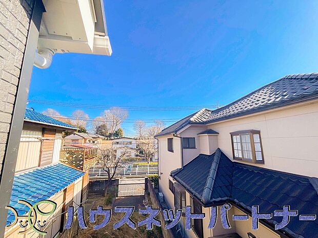 周辺は高い建物が無く、解放感が感じられます。