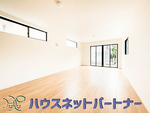 太陽の光が照らす明るいリビングは、開放感があり通風・採光に優れ、心地よい光と風が舞い込んできます。心休まるリビングは何よりも快適な時間を過ごせます。
