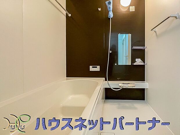 「浴室がジメジメしないので、掃除が楽になった」「いつでも洗濯物を干せるのが安心」「花粉症で外干しできないから便利」そんな声を多く頂いている、便利機能の浴室乾燥機付きです。 