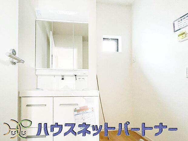 洗面室は窓の光が差し込み明るく清潔感があります。三面鏡は朝の支度が大助かり。