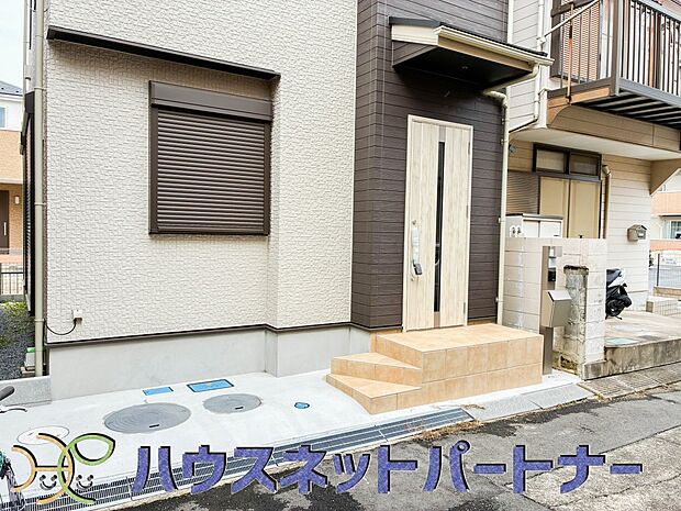 玄関の扉を開けるとそこは家族の待つお家。笑い声が聞こえてきそう。