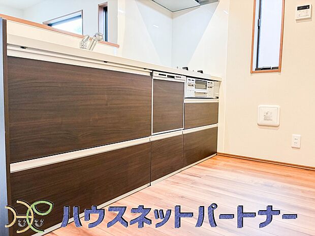 カウンターキッチンは広くて収納力もあるので、快適に料理をすることができます。食器や炊事用具を手の届くところに配置しやすいため調理もスピーディーです。