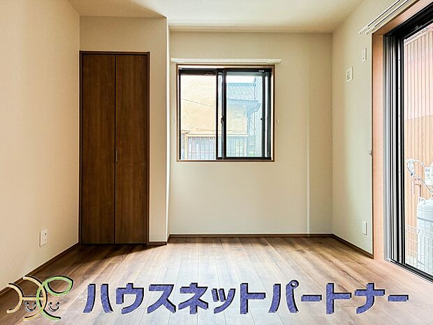独立性を高めたお部屋。たっぷりの収納も配備しており、片付いた空間を現実出来そう。陽光も降り注ぐ明るく開放的な空間が魅力的。