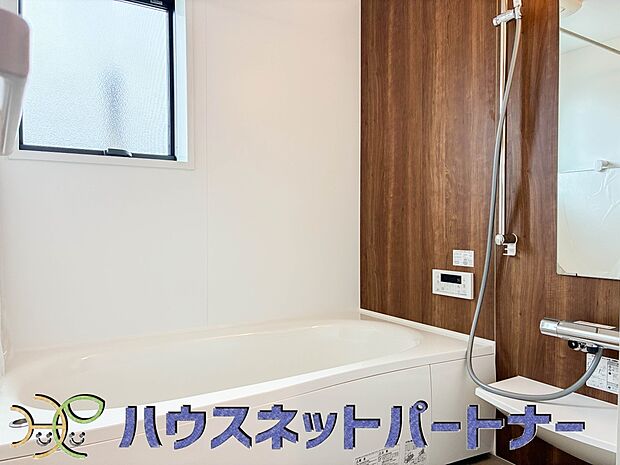 心地よいバスタイムを演出する浴室はゆとりあるサイズを採用。保温機能付き、汚れをはじく有機ガラス系の新素材を採用した浴室。美しく機能的な設備を採用。