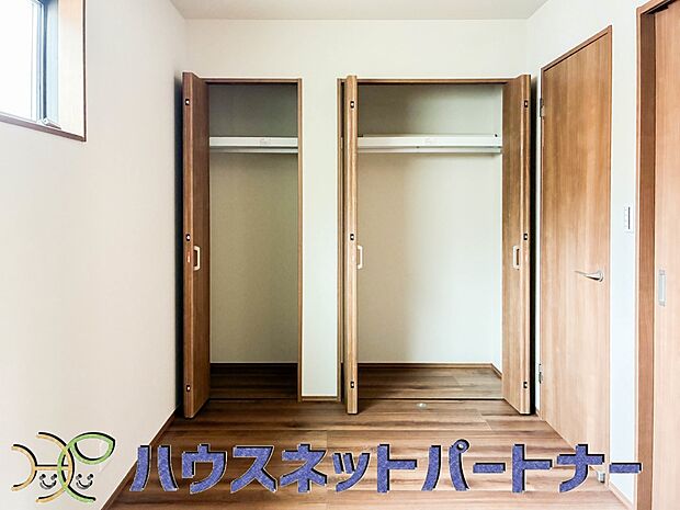 壁面クローゼットのメリットは、衣類が横一列に並ぶためひと目で洋服が選びやすいこと。衣類をたくさんお持ちの方も、限られたスペース内に無理なく収納することができます。