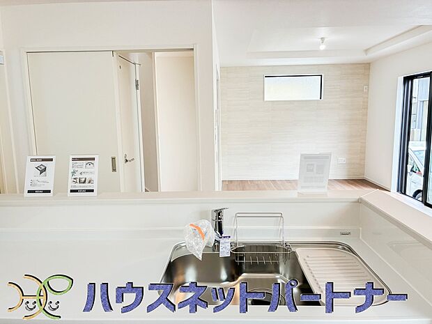 明るく開放的なオープンキッチン。家族とのコミュニケーションが取りやすく、みんなの笑顔が溢れます。