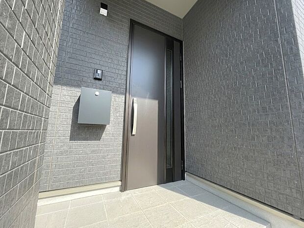 お客様も迎える玄関は高級感のある造りです。