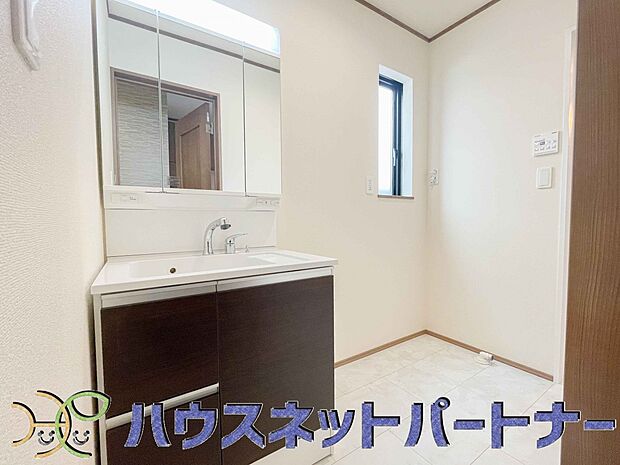 落ち着いた空間を演出するカラーと、ゆったり落ち着いてお使い頂ける広さが魅力の洗面所。居室からも独立しており、プライベート空間を保ちます。