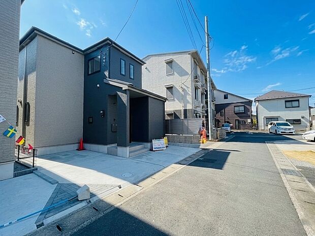 前面道路の日当たりの良い明るいお家。