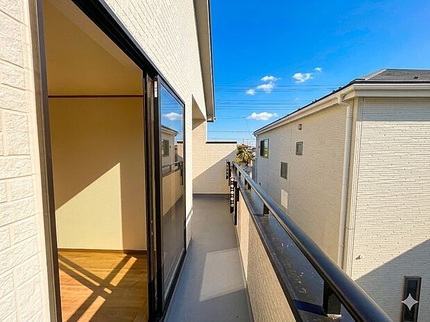 青い空が近くに感じるバルコニーは、爽やかな風をお部屋へ運んでくれます。