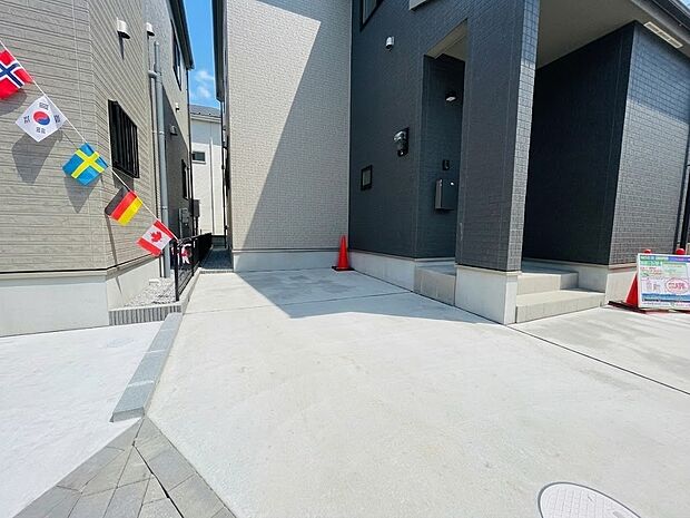 玄関横に駐車場なのでお買い物をした後は楽にお家へ。沢山お買物した時は助かりますね。