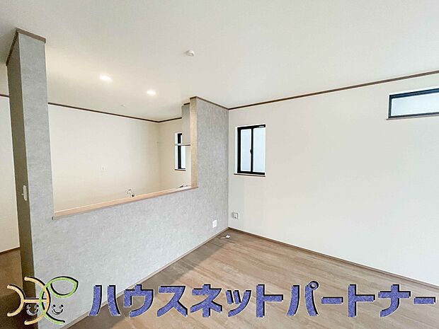 カウンターキッチンなら、リビングで遊ぶ子供の様子を見ながら料理ができるので安心です。料理を運んでもらったり、子供にお手伝いしてもらいやすいのもいいですね♪