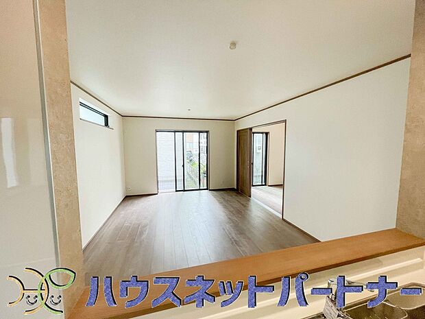 リビングにいるお子様と会話をしながら家事ができるカウンターキッチン。いま手があいているか、忙しそうなのか相手の様子を伺いながらコミュニケーションをとる訓練にもなります。