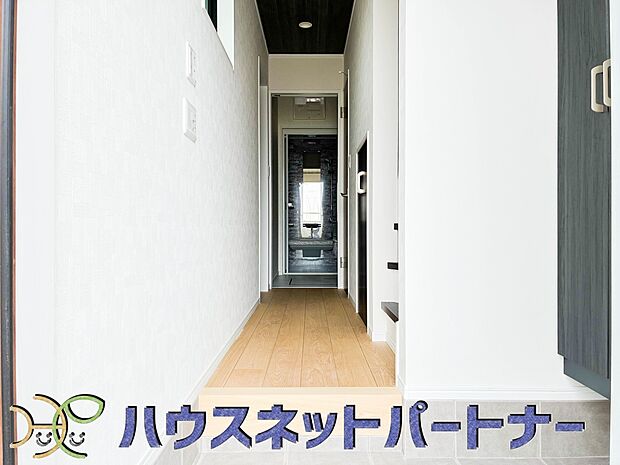 玄関はおうちの顔と言われます。玄関アプローチは、外観デザインの印象を左右します。ご家族の個性を出しながら、素敵な玄関でお客様をお迎えしてください。