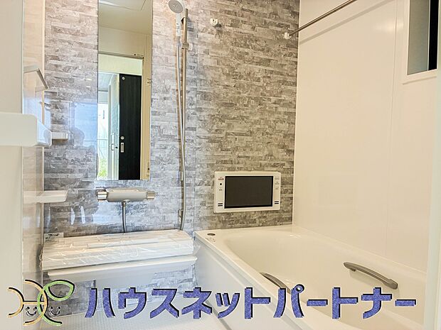 心地よいバスタイムを演出する浴室はゆとりあるサイズを採用。保温機能付き、汚れをはじく有機ガラス系の新素材を採用した浴室。美しく機能的な設備を採用。