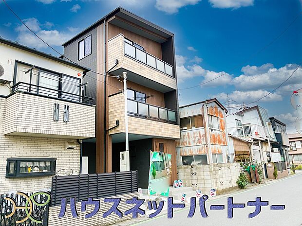 街に溶け合う美しい景観と、採光や風通しを考えて設計された間取り。近隣の視線を考え調整した窓位置など、外観だけでなく、住まうご家族の心地よさを最優先しました。