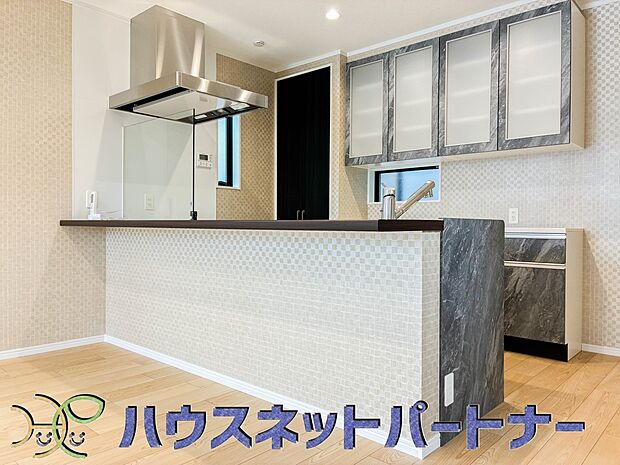 カウンターキッチンなら、リビングで遊ぶ子供の様子を見ながら料理ができるので安心です。料理を運んでもらったり、子供にお手伝いしてもらいやすいのもいいですね♪