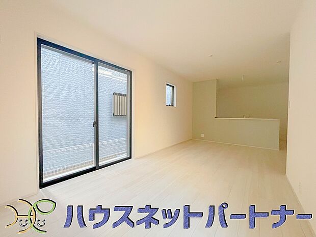 太陽の光が照らす明るいリビングは、開放感があり通風・採光に優れ、心地よい光と風が舞い込んできます。心休まるリビングは何よりも快適な時間を過ごせます。