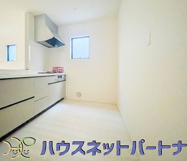 明るい自然光が入る作業スペースを多くとった壁付けキッチン採用。夫婦揃ってキッチンに立っても調理がしやすく、家事をしながら会話も弾みます。食器類もすっきりと片付く収納力。