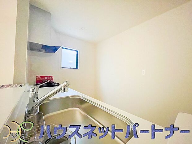 家族の様子を見ながらキッチンでお料理。一日の出来事を会話しながらの家事は嬉しいコミュニケーション。