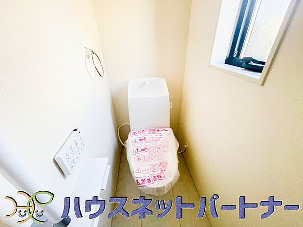 小窓を設置する事により明るく、通気性の良いトイレとなっております。中はゆとりのある大きさを確保しておりますので、ゆったりとお使い頂けます。 
